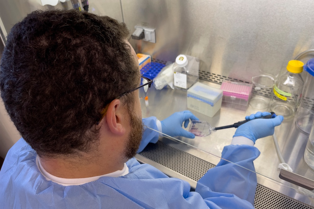 NMRC Combat Wounds Lab Prepares Skin Cells for Early-Stage Testing