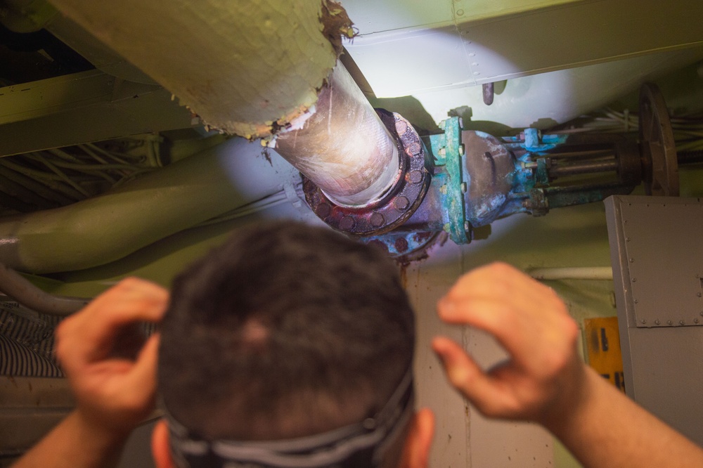USS Ronald Reagan (CVN 76) Sailors perform repairs aboard USS Turner Joy (DD 951)