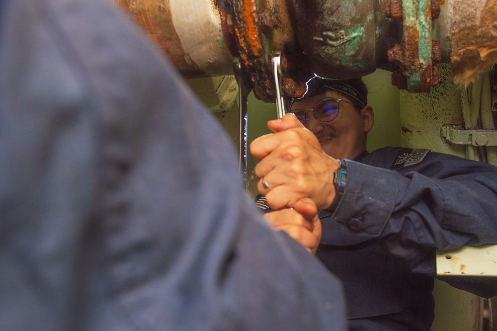 USS Ronald Reagan (CVN 76) Sailors perform repairs aboard USS Turner Joy (DD 951)