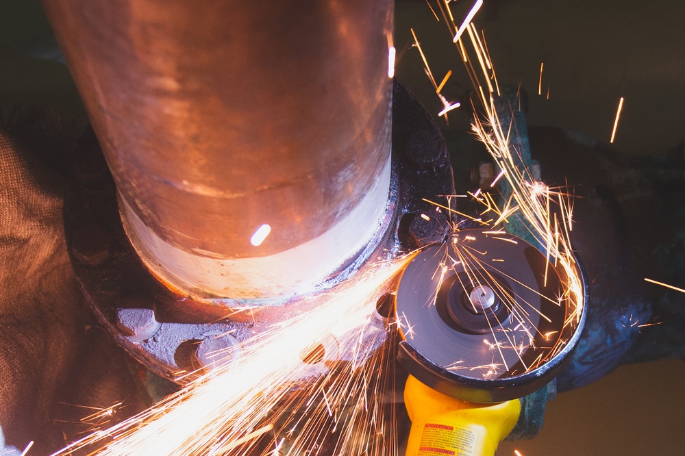 USS Ronald Reagan (CVN 76) Sailors perform repairs aboard USS Turner Joy (DD 951)