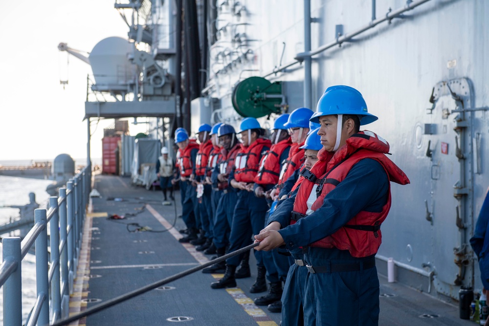 SY 24 |Boxer, HMNZS conduct UNREP