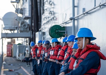 SY 24 |Boxer, HMNZS conduct UNREP