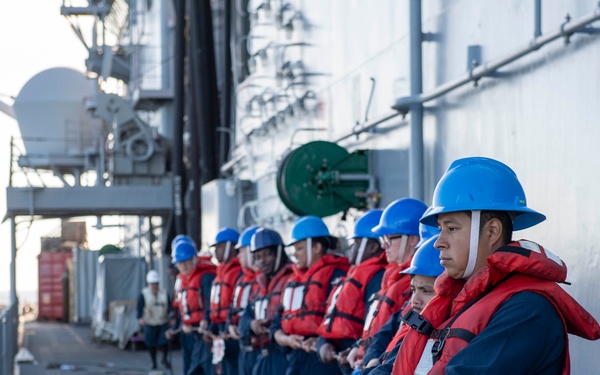 SY 24 |Boxer, HMNZS conduct UNREP