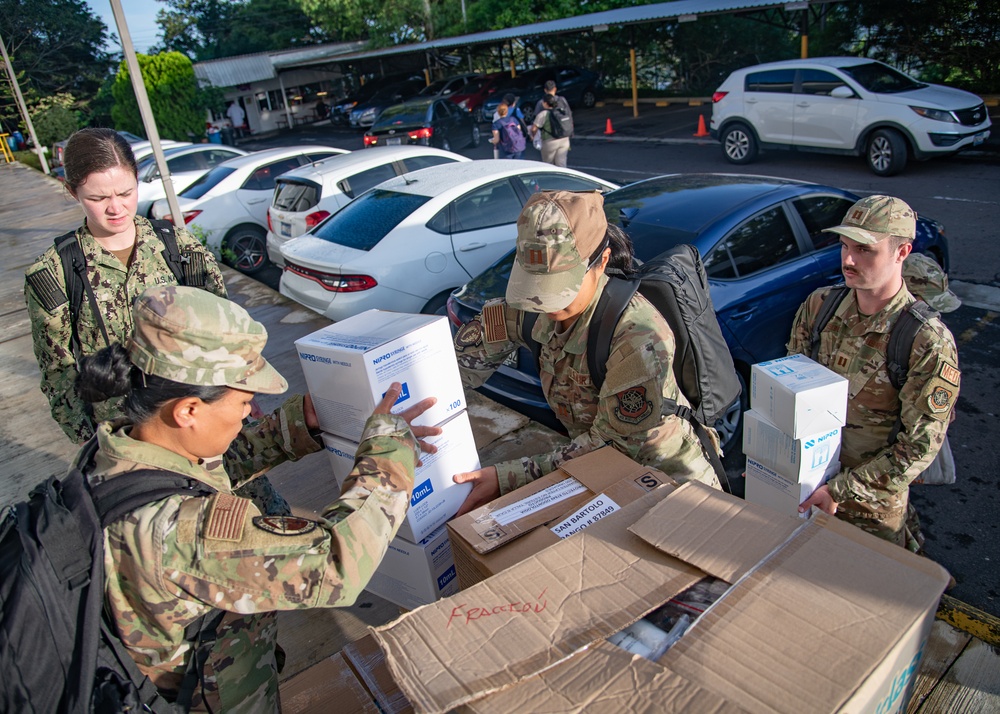 US service members provide medical care for El Salvadoran citizens in AMISTAD campaign