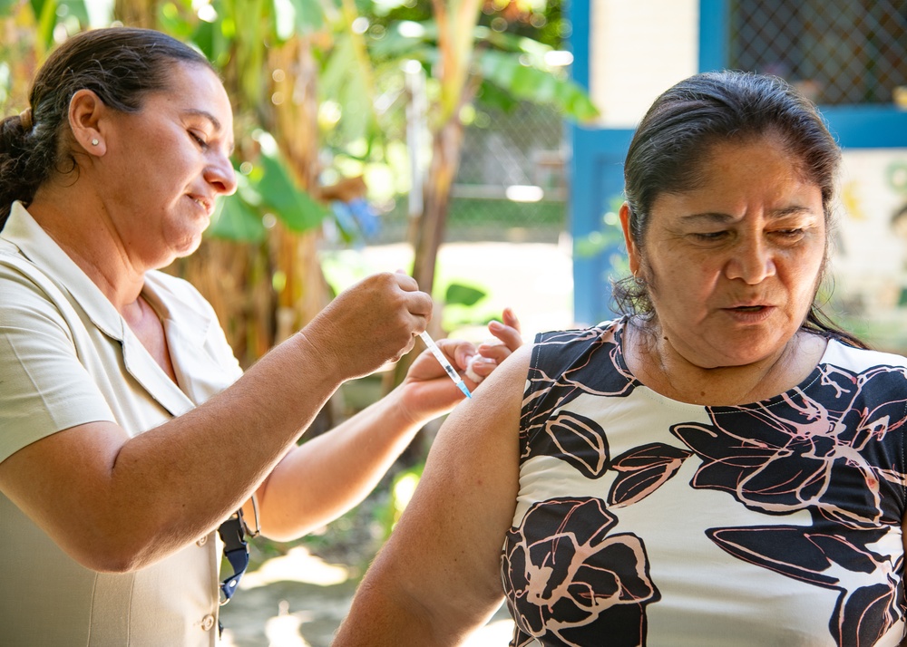 US service members provide medical care for El Salvadoran citizens in AMISTAD campaign