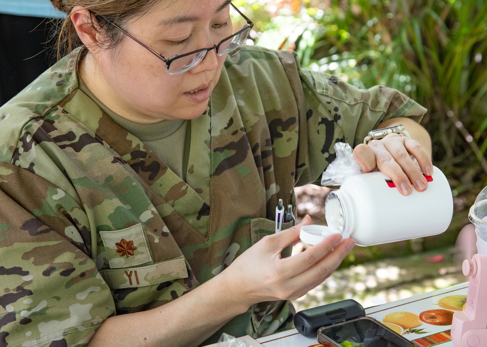 US service members provide medical care for El Salvadoran citizens in AMISTAD campaign