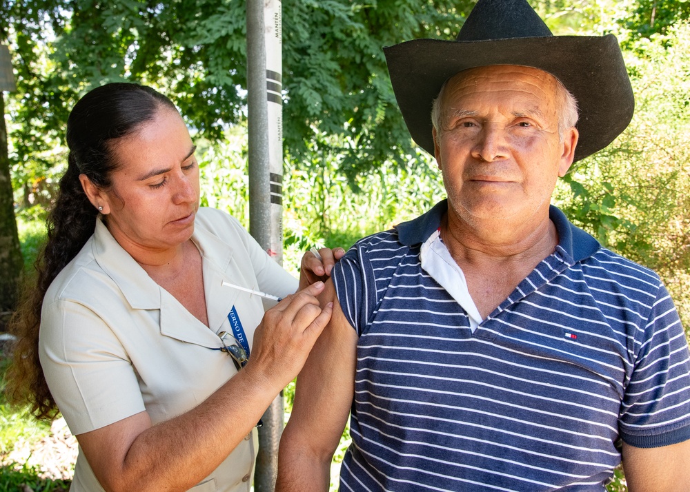 US service members provide medical care for El Salvadoran citizens in AMISTAD campaign