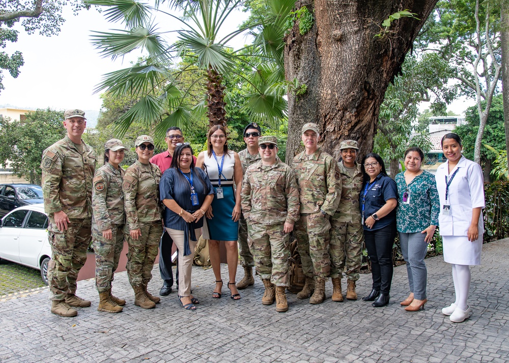 US service members provide medical care for El Salvadoran citizens in AMISTAD campaign