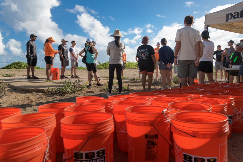 Army and Local Volunteers Unite for Mokule‘ia Beach Clean-Up