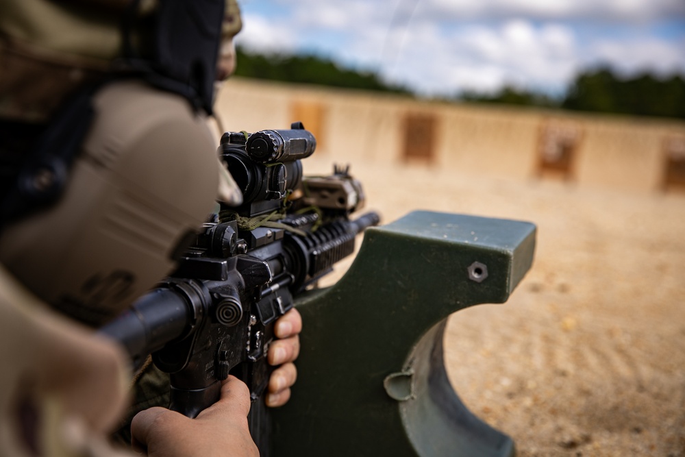 Recruiting and Retention Battalion Qualifies Their Weapons