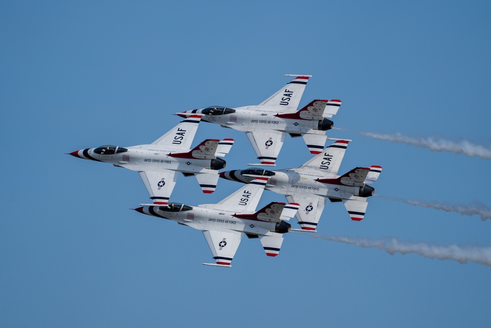 Air Force Thunderbirds thrill at Oregon International Air Show