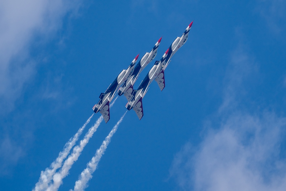 Air Force Thunderbirds thrill at Oregon International Air Show