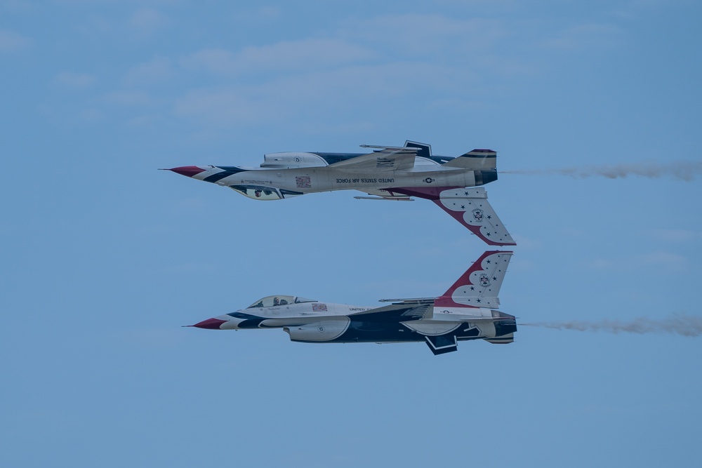 Air Force Thunderbirds thrill at Oregon International Air Show