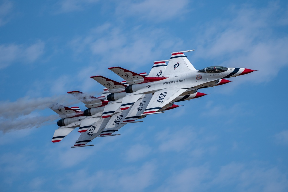 Air Force Thunderbirds thrill at Oregon International Air Show