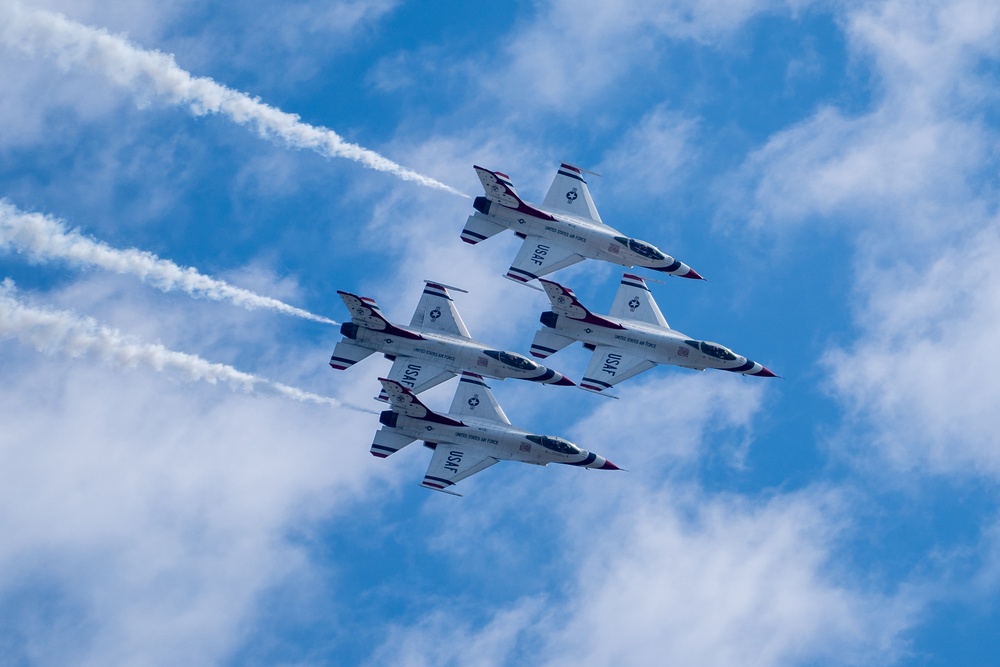 Air Force Thunderbirds thrill at Oregon International Air Show