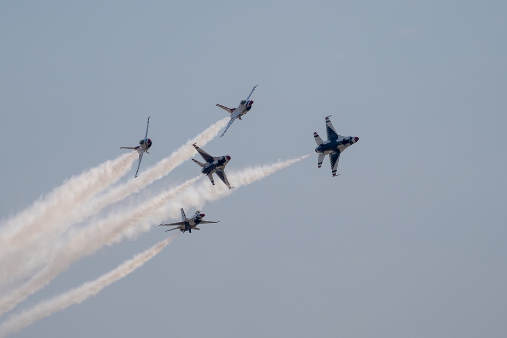 Air Force Thunderbirds thrill at Oregon International Air Show