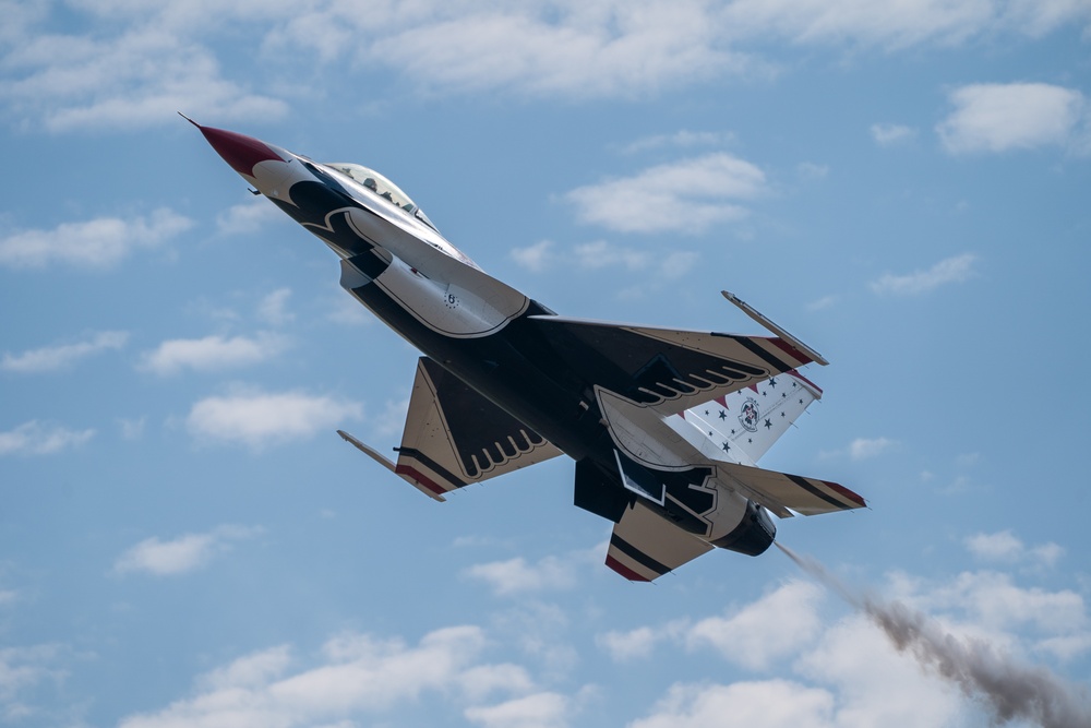 Air Force Thunderbirds thrill at Oregon International Air Show