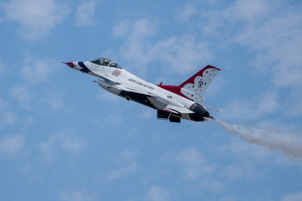 Air Force Thunderbirds thrill at Oregon International Air Show