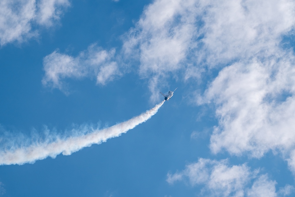 Air Force Thunderbirds thrill at Oregon International Air Show