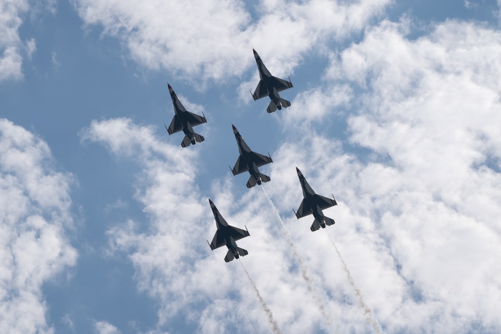 Air Force Thunderbirds thrill at Oregon International Air Show