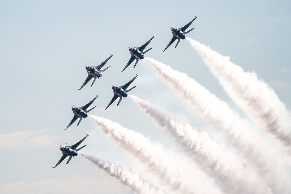 Air Force Thunderbirds thrill at Oregon International Air Show