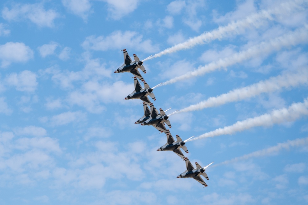 Air Force Thunderbirds thrill at Oregon International Air Show