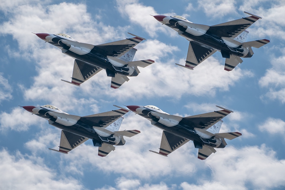 Air Force Thunderbirds thrill at Oregon International Air Show