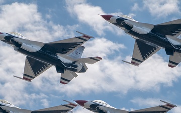 Air Force Thunderbirds thrill at Oregon International Air Show