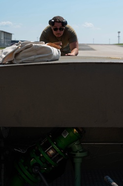 434th LRS Hot Refuels F-16 [Image 1 of 3]