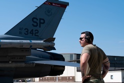 434th LRS Hot Refuels F-16 [Image 2 of 3]