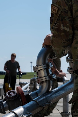 434th LRS Hot Refuels F-16 [Image 3 of 3]
