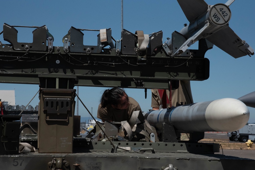 142nd AMXS holds weapons load competition