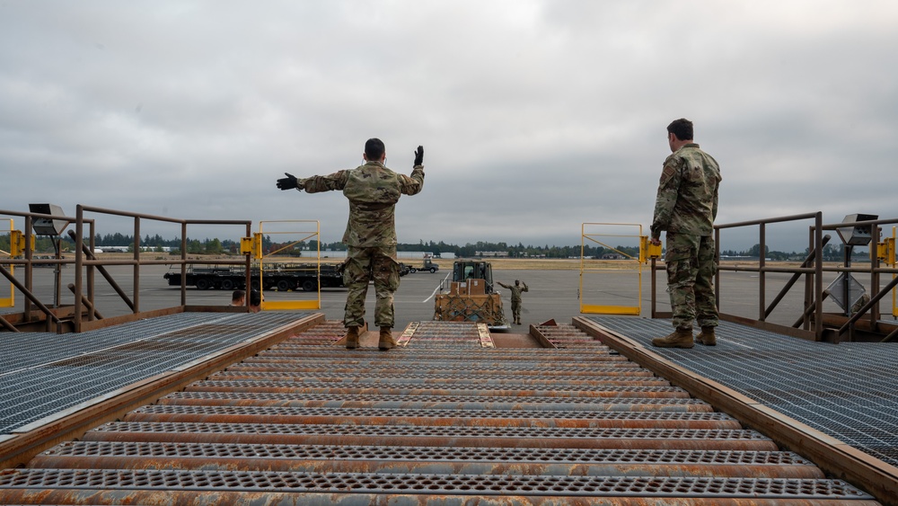 446th Airlift Wing leadership visits Port Dawgs