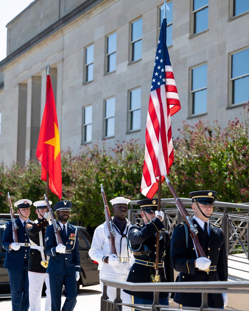 SD Hosts Vietnam Minister of National Defense