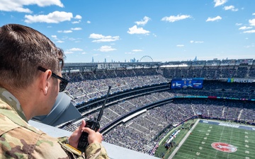 NJ Guard's 1-150th Black Hawks flyover Giants vs. Vikings game