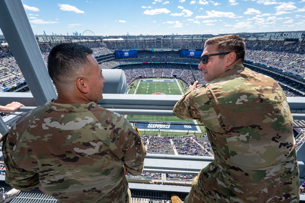 NJ Guard's 1-150th Black Hawks flyover Giants vs. Vikings game