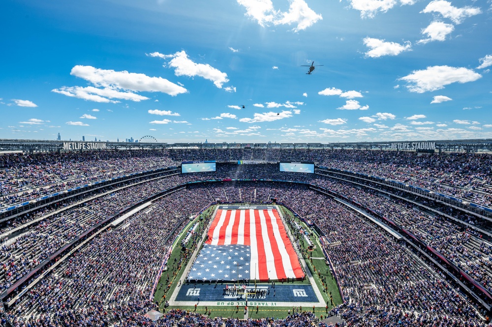 NJ Guard's 1-150th Black Hawks flyover Giants vs. Vikings game