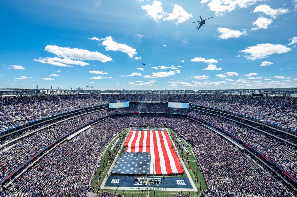 NJ Guard's 1-150th Black Hawks flyover Giants vs. Vikings game