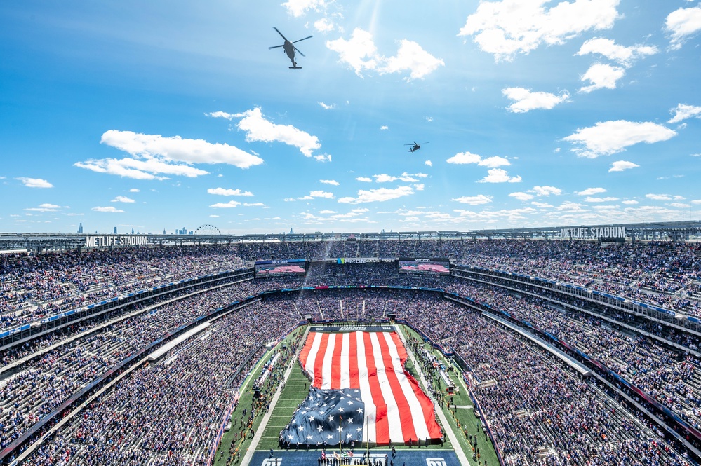 NJ Guard's 1-150th Black Hawks flyover Giants vs. Vikings game