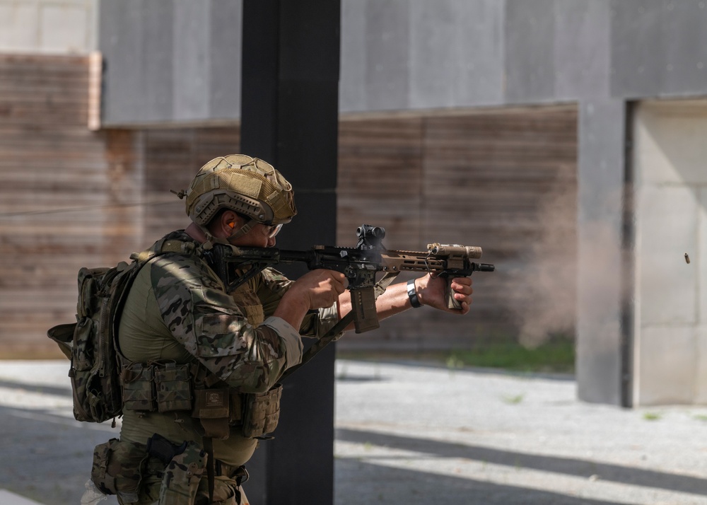 U.S. Green Berets maintain marksmanship skills with ROK partners during routine training