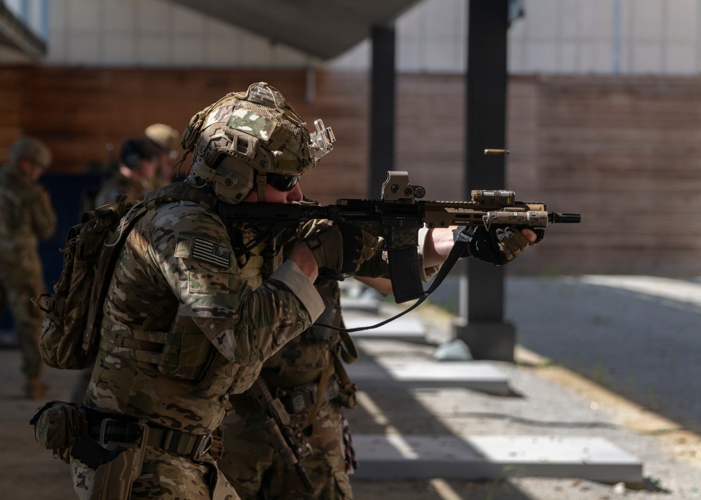 U.S. Green Berets maintain marksmanship skills with ROK partners during routine training