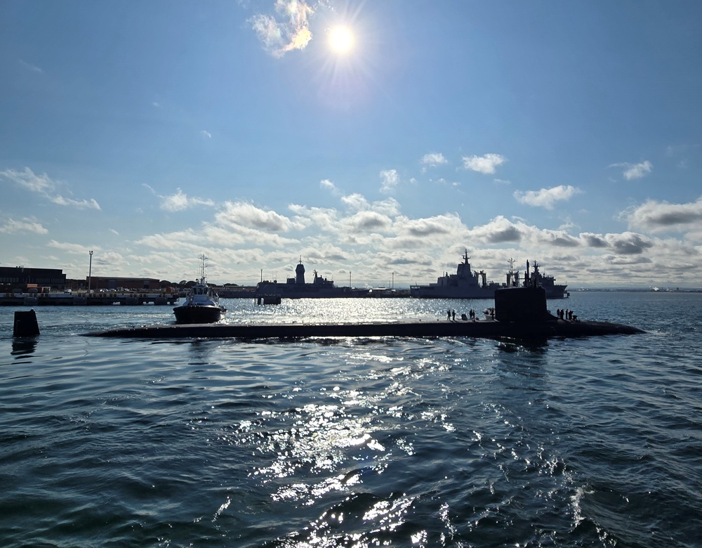 USS Hawaii (SSN 776) departs HMAS Stirling after Submarine Tendered Maintenance Period