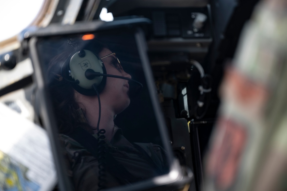 C-17 aircrew conducts cargo movement