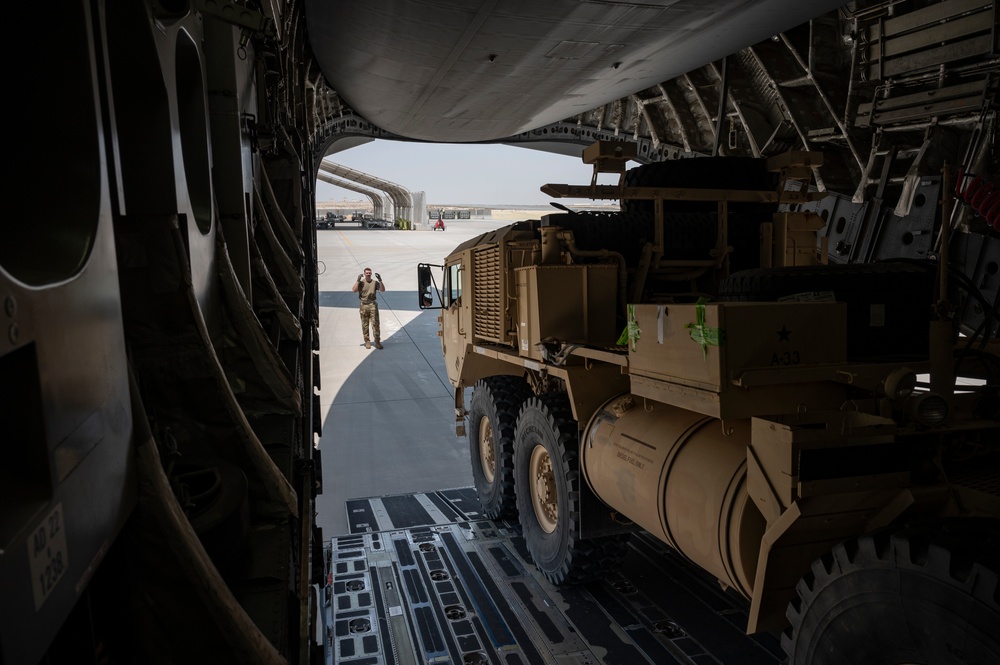 C-17 aircrew conducts cargo movement