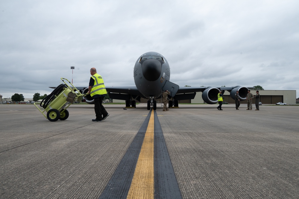 KC-135 Stratotanker &quot;hot-pit refuel&quot; ACE exercise at RAF Fairford