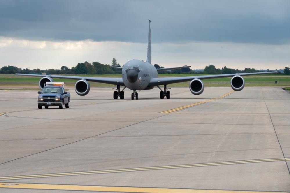 KC-135 Stratotanker &quot;hot-pit refuel&quot; at RAF Fairford