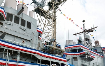 USS Shiloh Holds Change of Command