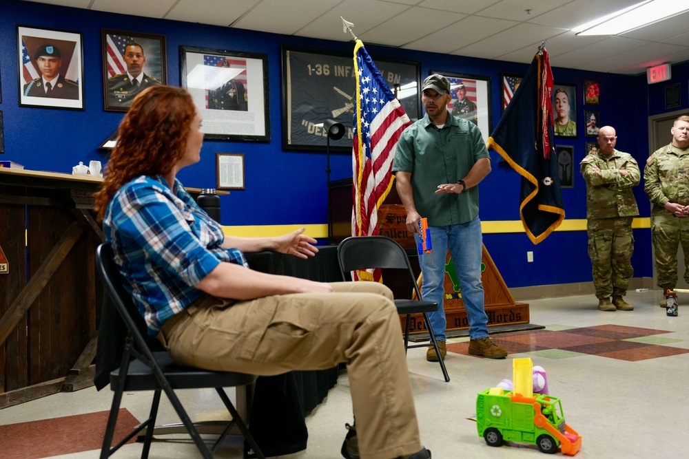 Actors perform for Soldiers