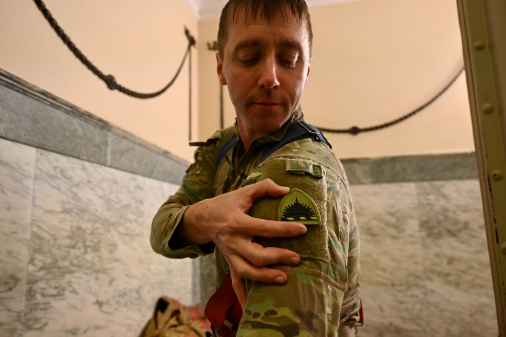 D.C. and Virginia Guardsmen participate in 9/11 memorial stair climb at Washington Monument