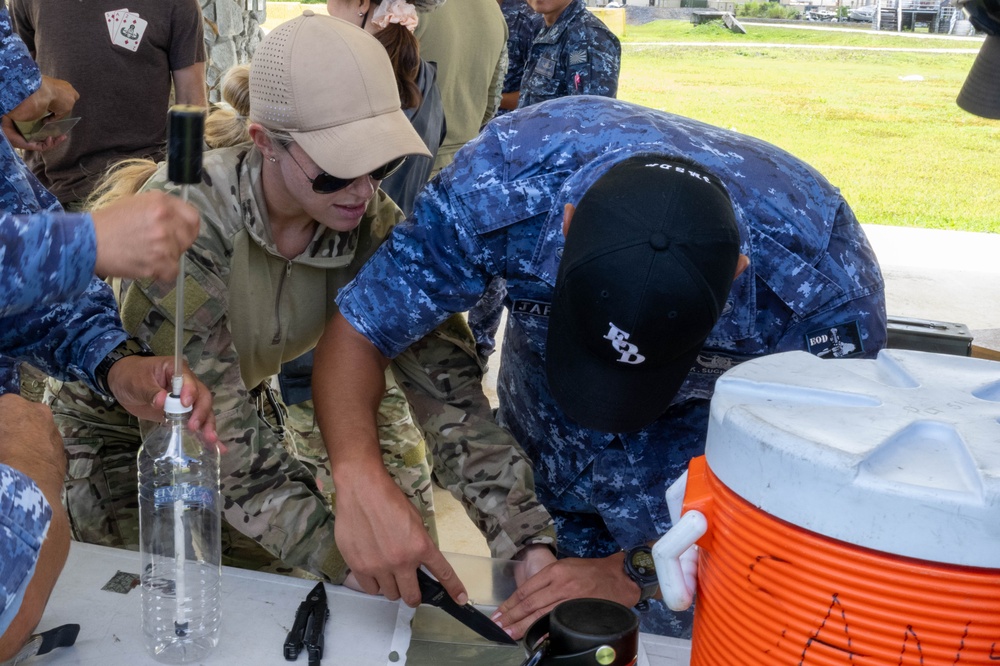 EODMU5 Conducts Training with JMSDF